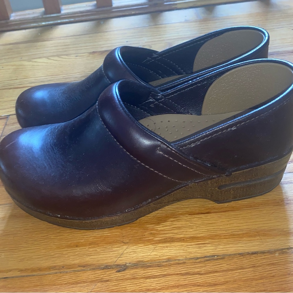 Dansko Woman’s 40 (8.5) Burgundy Clogs